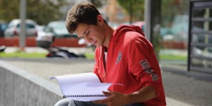 Étudiant en train de réviser ses cours