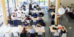 Vue d'en haut d'une salle d'étude remplie d'étudiant 