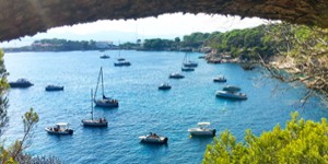 bateaux sur la mer bleue