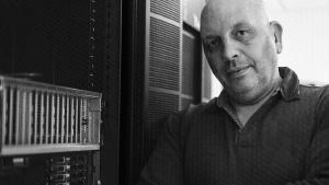 Franck DIARD, “Ingénieur Distingué” et “Maître Inventeur” chez Nvidia, devant le super calculateur financé par son don (© Gaëlle Simon)