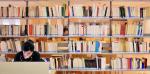 Doctorante travaillant dans une bibliothèque