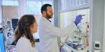 Chercheur et doctorante dans un labo