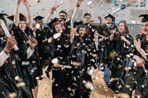 Remise des diplones pexels-pavel-danilyuk-7944238
