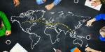 Personne autour d'une carte du monde