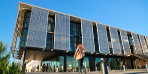 Etudiante sur le campus SophiaTech
