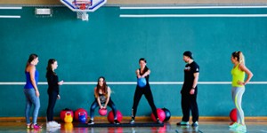 Groupe d'étudiants pendant une séance de sport