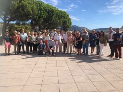 Photo groupe sur les bancs de la fac