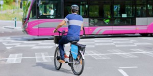 Etudiant sur un vélo électrique Université Côte d'Azur