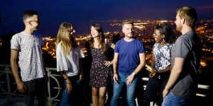 Groupe d'étudiants discutant sur les hauteurs de Nice