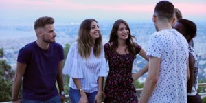 Groupe d'étudiants discutant sur les hauteurs de Nice